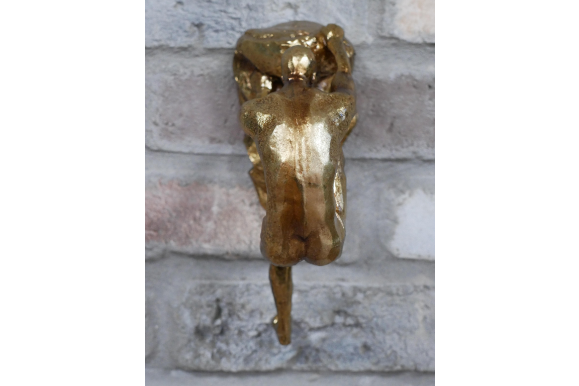 CLIMBING MEN – ROCK CLIMBER ON LEDGE (TWO HANDED) in Gold