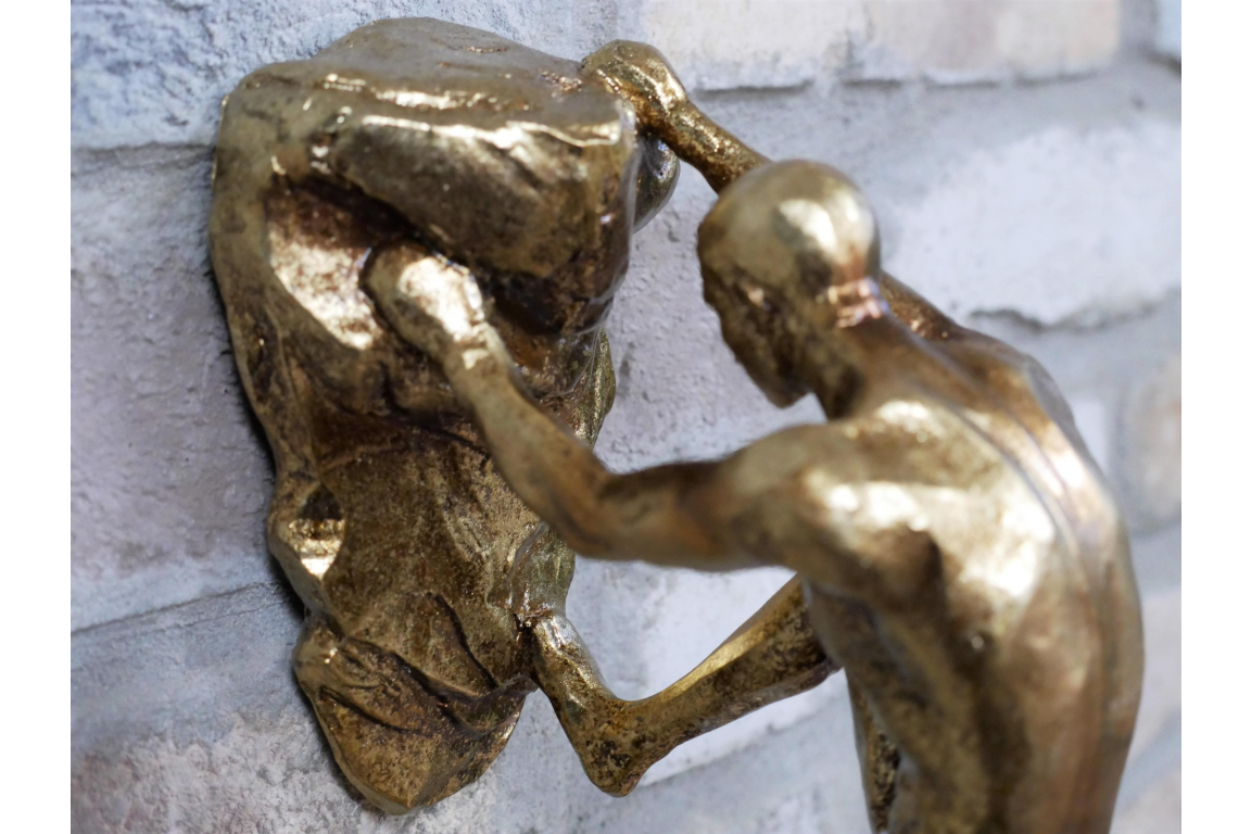 CLIMBING MEN – ROCK CLIMBER ON LEDGE (TWO HANDED) in Gold