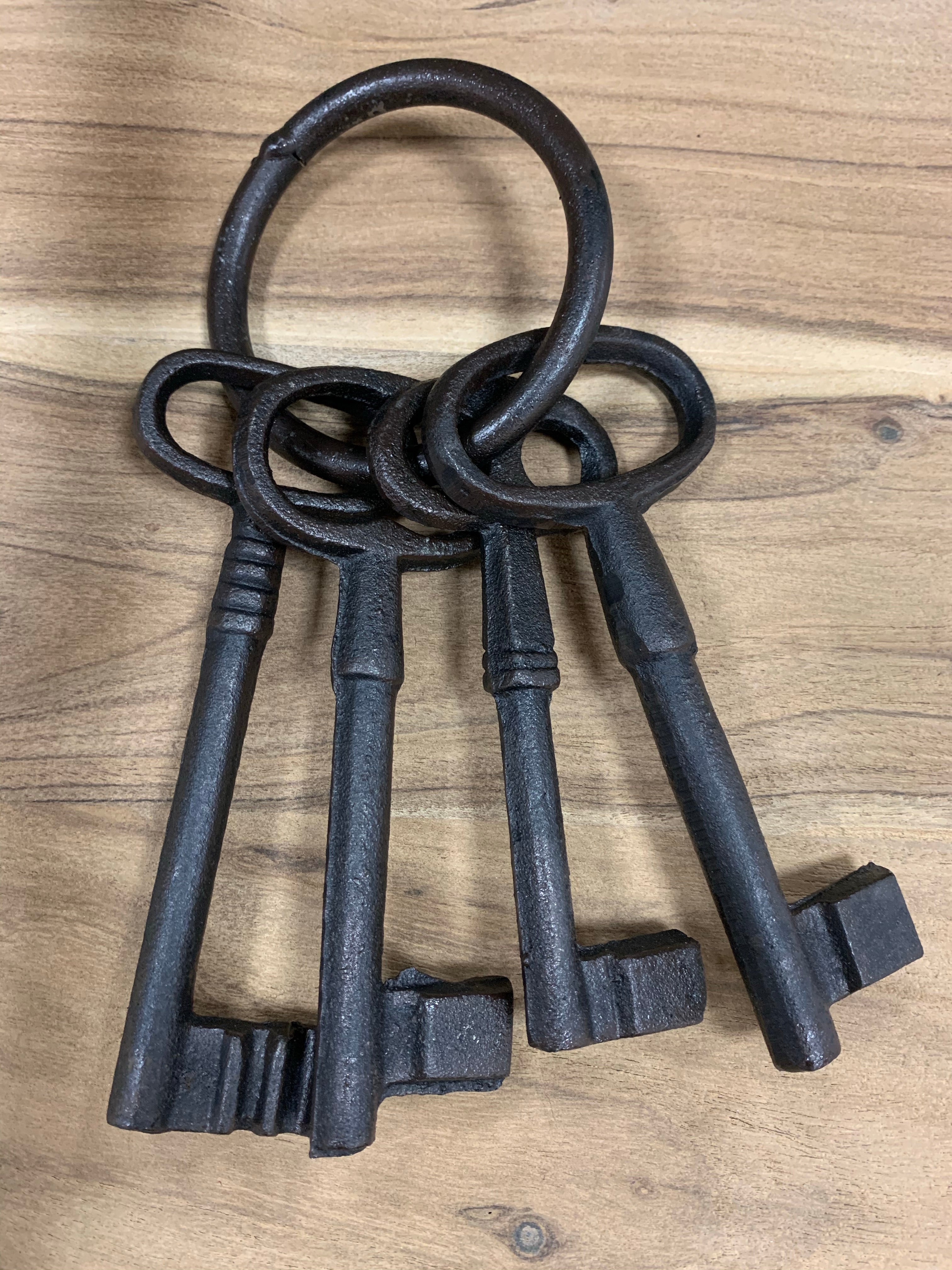 Cast iron 4 keys +Ring